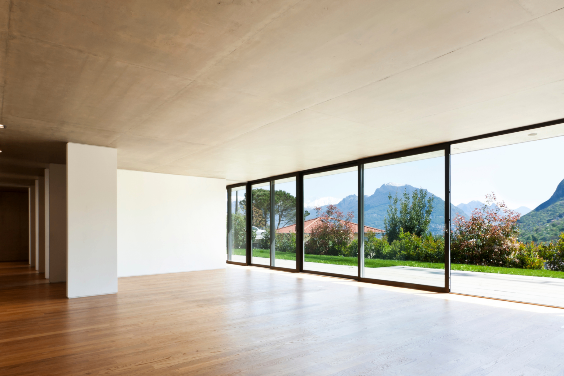 Villa moderna con grandi finestre in alluminio